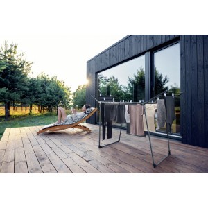 Séchoir sur pied Leifheit Pegasus 180 noir-anthracite avec linge dans le jardin.