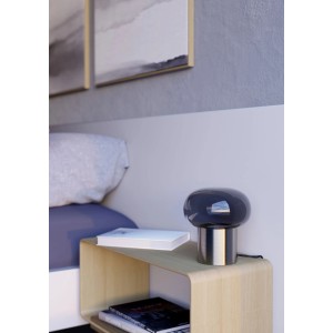 Elegante Design-Tischleuchte Bravino GU10 mit dunklem Glas und mattem Nickel-Sockel auf Nachttisch. Moderne Akzentbeleuchtung.