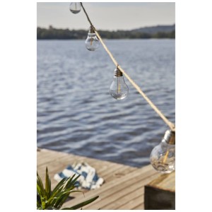 Guirlande lumineuse LED Star Trading Jutta Beige, guirlande extérieure avec lumière blanc chaud sur une terrasse au bord d'un lac.