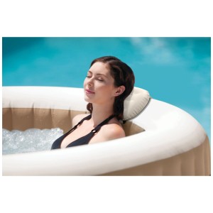Femme se détendant dans un spa PureSpa avec un appui-tête Intex Spa.
