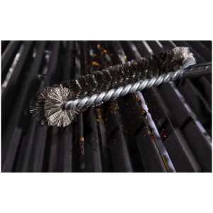 Broil King Spiral-Reinigungsbürste mit Edelstahlborsten auf Grillrost.