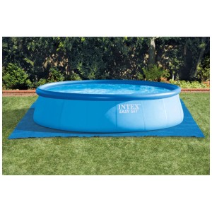 Piscine Intex bleue sur une bâche de protection au jardin.