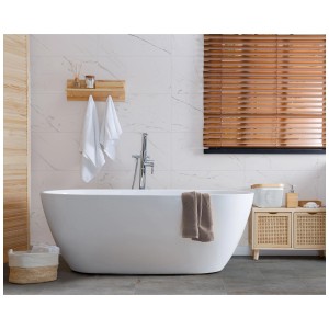 Salle de bain avec carrelage mural Vabene Casablanca Matt aspect marbre, baignoire et détails en bois.