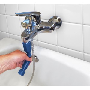 Chiave di montaggio universale baliv 19in1 in uso su un rubinetto in bagno.