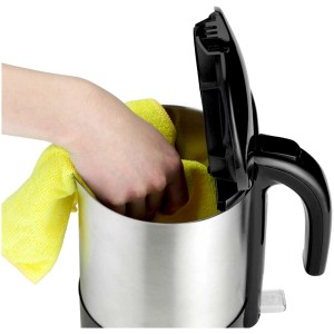 Reinigung des Trisa Wasserkochers Comfort Boil aus Edelstahl mit gelbem Tuch.