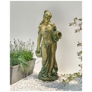 Antike Gartenskulptur einer Frau mit Wasserkrügen, grünlich patiniert, im Used-Look. Für Garten & Terrasse.