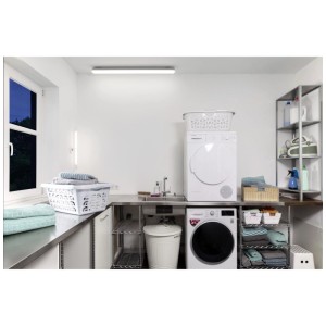 Luminaire étanche Ledvance LED Submarine dans une buanderie avec lave-linge et sèche-linge.
