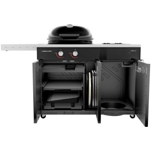 Barbecue a gas Outdoorchef Lugano 570 G Evo II nero con ante dell'armadio aperte e accessori.