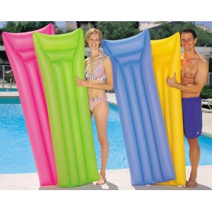 Matelas pneumatiques assortis Bestway Finish Air en différentes couleurs (rose, vert, bleu, jaune) au bord de la piscine.