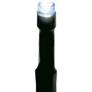 Gros plan d'une ampoule LED blanc froid lumineuse sur un câble sombre de la guirlande OBI.