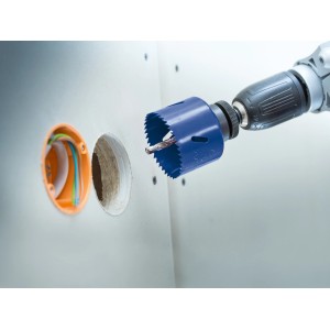 La sega a tazza LUX-TOOLS da 68 mm in uso su un trapano, che fora un buco.