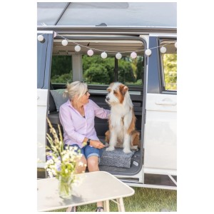 Tapis de sol gris imperméable 80x60cm dans un van VW avec femme et chien.