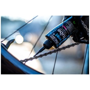 Muc-Off Kettenöl für Nässe, 50ml, wird auf eine Fahrradkette aufgetragen.