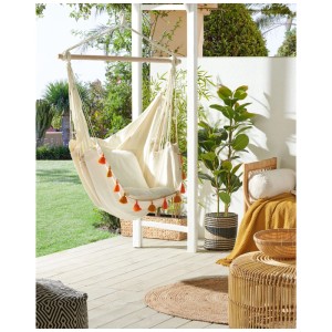 Sedia sospesa beige in cotone Beliani Varena con cuscini e nappe arancioni.