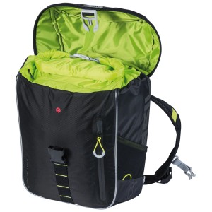 Offener, schwarzer Basil Miles Nordlicht Fahrradrucksack (17 l) mit grünem Innenfutter.