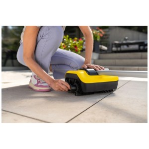 Nettoyeur de terrasse Kärcher PCL 6 jaune/noir en utilisation sur terrasse en pierre.