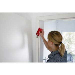 Donna che utilizza TürFIX Montagehelfer Lotse per appendere una porta interna.