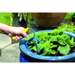 Mini zappa Garden Claw in uso in un vaso di fiori, attrezzo da giardino blu con manico giallo.