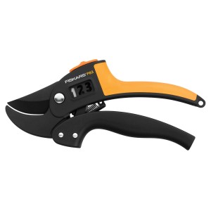 Forbici da potatura a incudine Fiskars PowerStep P83 con meccanismo a 3 stadi per rami fino a 24 mm di diametro.