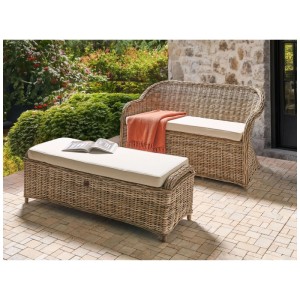 Banc de jardin en rotin Susua avec ottomane, couleur naturelle, coussins crème sur terrasse.