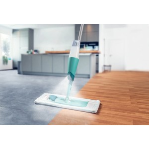 Leifheit Easy Spray XL mocio spray in azione, spruzza detergente sul pavimento.