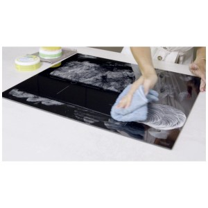 Main nettoie plaque de cuisson noire avec nettoyant multi-surfaces Pure 100 et chiffon bleu. Éponge incluse.