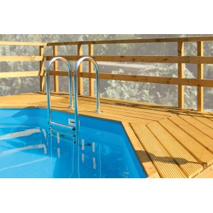 Terrasse Weka pour piscine en bois Madeira avec échelle et rambarde en bois.