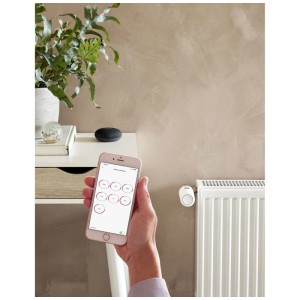 Danfoss Ally Heizkörperthermostat mit App-Steuerung am Heizkörper und Smartphone.