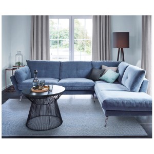 Tappeto Andiamo Liv azzurro (70x140 cm) in soggiorno sotto divano e tavolo.