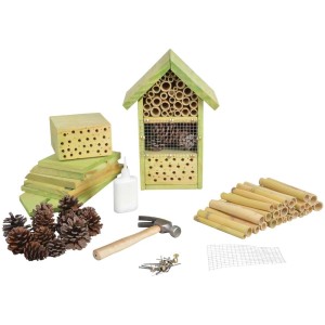 Kit de bricolage pour hôtel à insectes avec marteau, clous, colle, bois, bambou et pommes de pin.
