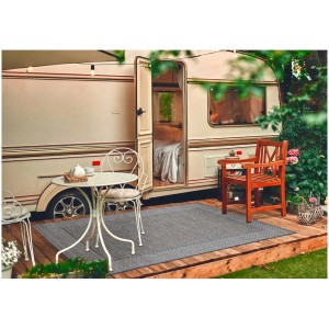 Tappeto da esterno Andiamo Clyde, 120x170 cm, beige/antracite, davanti alla roulotte sulla terrazza.