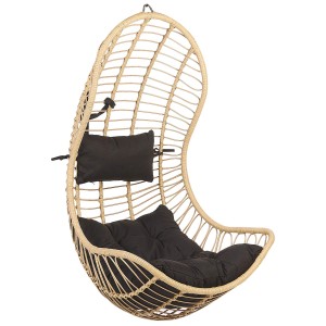 Sedia sospesa in rattan naturale Beliani Pineto con cuscini neri.