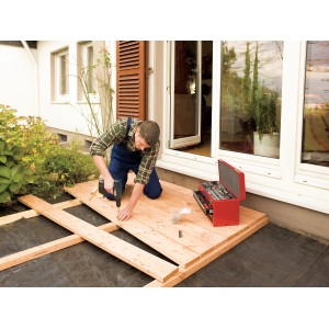 Artisan construisant une terrasse avec des vis à terrasse à tête fraisée et entraînement TX.