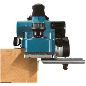 Rabot à main sans fil Makita DKP181 ZJ rabotant une pièce de bois.