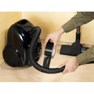 Utilisation du ruban adhésif toilé noir LUX, 50 mm x 50 m, pour réparer un aspirateur.