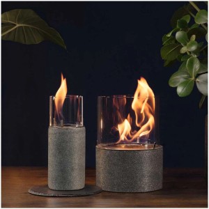 Climaqua Feu de table Tian S : Deux bougeoirs gris avec dessus en verre et flamme.