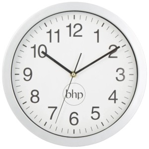 Globo Wanduhr, silberner Kunststoffrahmen, Ø 30 cm, mit klaren arabischen Ziffern.