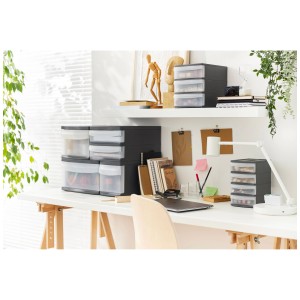 Rotho Systemix S Schubladenbox in Anthrazit auf einem Schreibtisch.