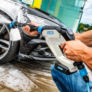 Idropulitrice a batteria Gloria MultiJet 18V che pulisce un'auto con schiuma.
