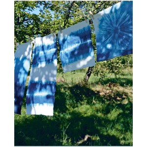 Gebatikte Stoffe trocknen an der Leine, behandelt mit Kreul Javana Fixiermittel für Batik-Textilfarben.