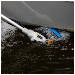 Spazzola multipla Batavia Twin Brush in uso per la pulizia di una barca. Utensile da giardino a batteria con spazzola rotante.