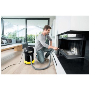 Homme nettoyant une cheminée avec un aspirateur à cendres et sec Kärcher AD 4 Premium.