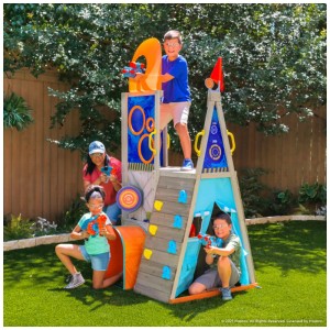 Tour de jeu Nerf Geo Scout avec mur d'escalade et enfants jouant dans le jardin.