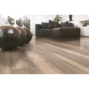Sol stratifié Comfort Chêne posé dans un salon avec canapé et décoration.
