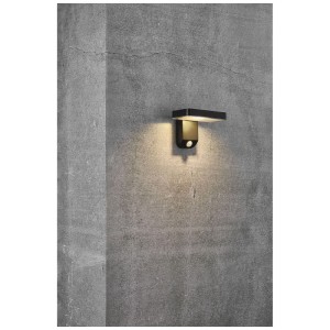Schwarze Nordlux LED Solar Wandleuchte Rica Square mit Bewegungsmelder an grauer Wand.
