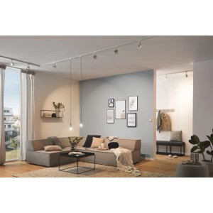 Soggiorno con binario Paulmann URail (100 cm, bianco segnale) e faretti a soffitto.