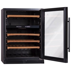 Schwarzer Kibernetik Weinklimaschrank BWS83 mit offener Glastür, 2 Temperaturzonen und Buchenholzregalen.