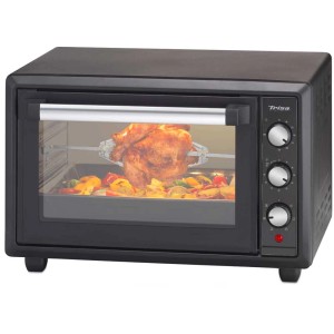 Schwarzer Trisa Backofen Forno Gusto 34 l mit Hähnchen am Drehspieß und Gemüse.