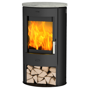 Poêle Fireplace Zaria noir avec habillage en stéatite et bois de chauffage.