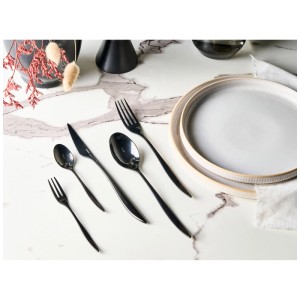Élégant set de couverts Beliani Farfalle 30 pcs en acier inoxydable noir, couteau, fourchette, cuillère sur marbre.